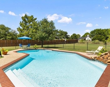 425 Chippendale Drive - Photo Thumbnail 2