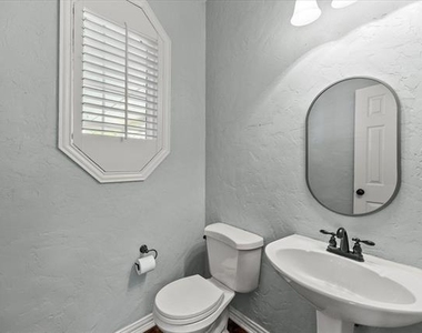 425 Chippendale Drive - Photo Thumbnail 24