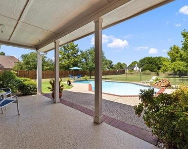 425 Chippendale Drive - Photo Thumbnail 3