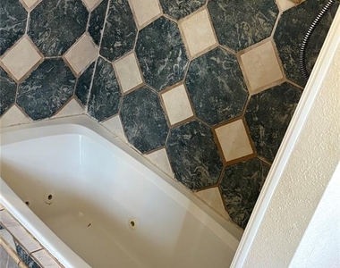 1410 Nw 25th Street - Photo Thumbnail 5