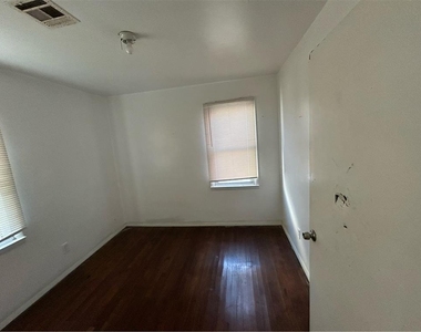 805 Nw 66 Street - Photo Thumbnail 5
