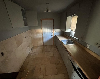 805 Nw 66 Street - Photo Thumbnail 4