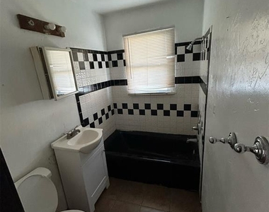 805 Nw 66 Street - Photo Thumbnail 3