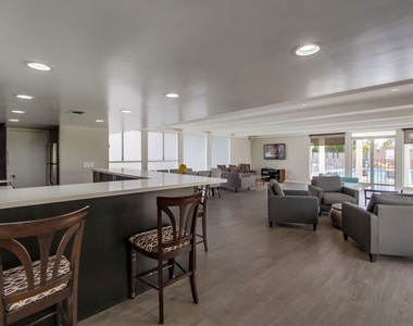 7250 Franklin Avenue - Photo Thumbnail 8