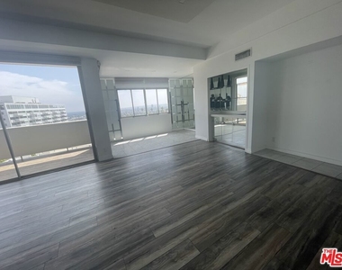 7250 Franklin Avenue - Photo Thumbnail 16