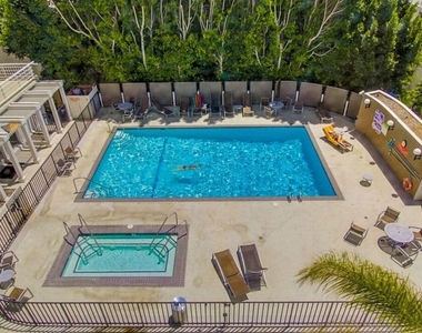 7250 Franklin Avenue - Photo Thumbnail 3