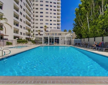 7250 Franklin Avenue - Photo Thumbnail 14