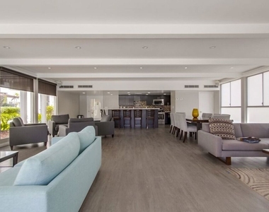 7250 Franklin Avenue - Photo Thumbnail 11