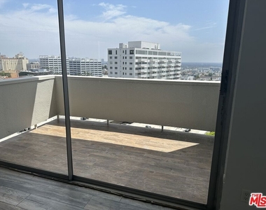 7250 Franklin Avenue - Photo Thumbnail 20