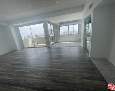 7250 Franklin Avenue - Photo Thumbnail 18