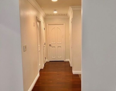 1880 Veteran Avenue - Photo Thumbnail 9