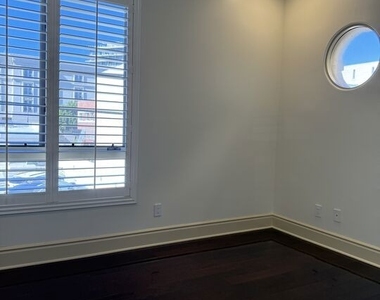 137 S Spalding Drive - Photo Thumbnail 14