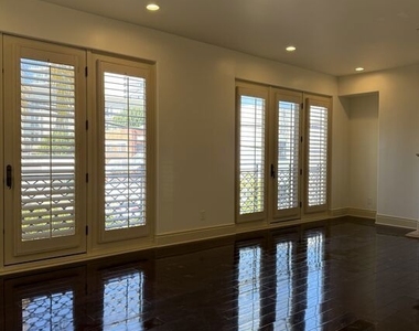 137 S Spalding Drive - Photo Thumbnail 4
