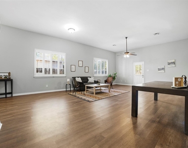 409 E Austin Ave - Photo Thumbnail 8