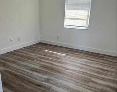 2105 Se 15th Place - Photo Thumbnail 2