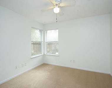 155 Avonlea Court - Photo Thumbnail 5
