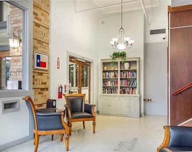 910 Houston Street - Photo Thumbnail 6