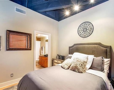 910 Houston Street - Photo Thumbnail 11