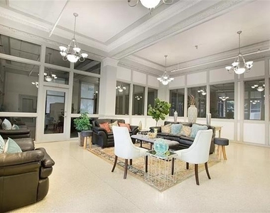 910 Houston Street - Photo Thumbnail 5