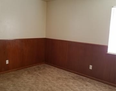 2317 S 38th Street - Photo Thumbnail 5