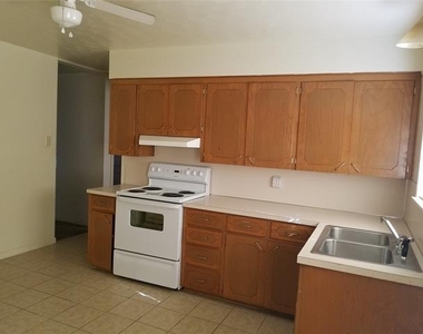 2317 S 38th Street - Photo Thumbnail 3
