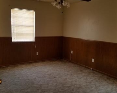 2317 S 38th Street - Photo Thumbnail 4