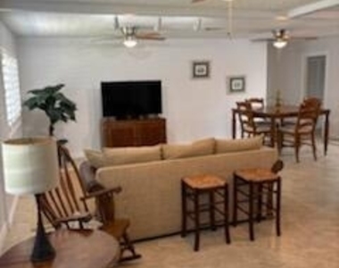 8350 Se Sweetbay Drive - Photo Thumbnail 3
