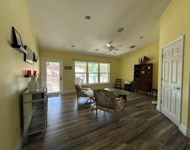 2415 Laurel Lane - Photo Thumbnail 3