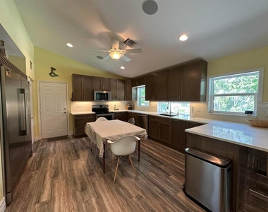 2415 Laurel Lane - Photo Thumbnail 5