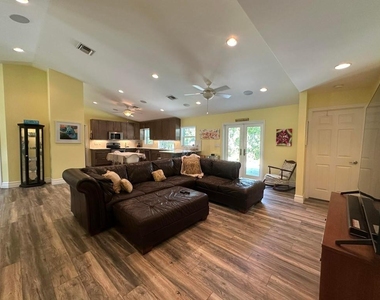 2415 Laurel Lane - Photo Thumbnail 4