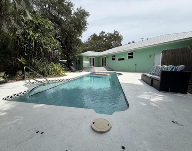 2415 Laurel Lane - Photo Thumbnail 17