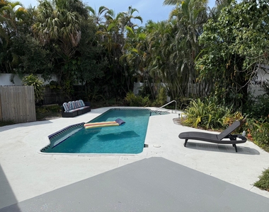 2415 Laurel Lane - Photo Thumbnail 16