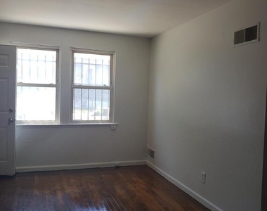 935 48th Place Ne - Photo Thumbnail 3