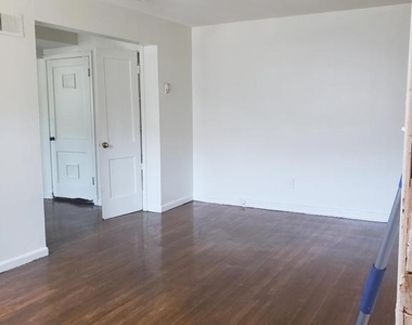 935 48th Place Ne - Photo Thumbnail 1