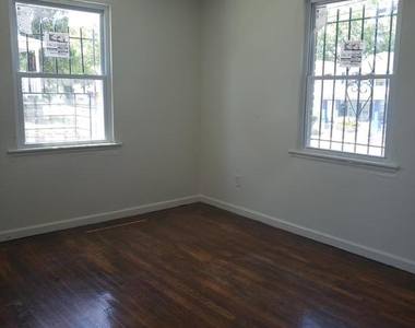 935 48th Place Ne - Photo Thumbnail 4