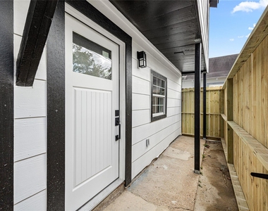 3229 Holman Street - Photo Thumbnail 4