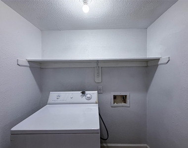 9201 Clarewood Drive - Photo Thumbnail 7