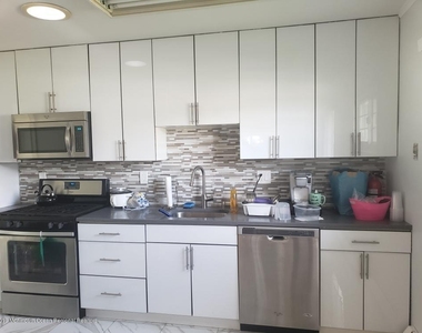 240 Castlewall Avenue - Photo Thumbnail 3