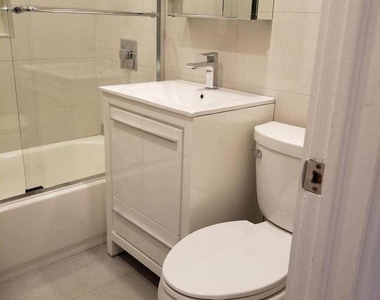 240 Castlewall Avenue - Photo Thumbnail 4