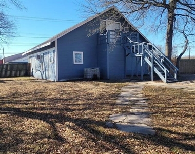 1103 E Moore Avenue - Photo Thumbnail 5