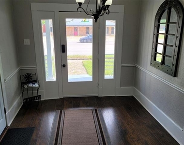 1103 E Moore Avenue - Photo Thumbnail 2