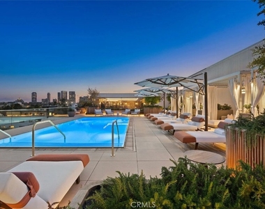9200 Wilshire - Photo Thumbnail 4