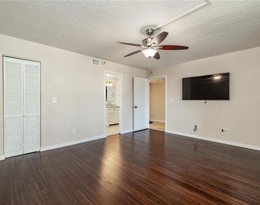5950 Pelican Bay Plaza S - Photo Thumbnail 20
