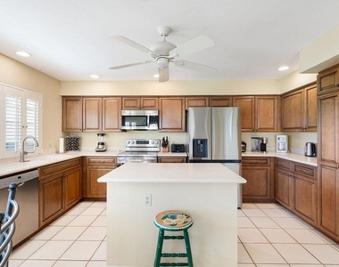 260 Vista Royale Circle E - Photo Thumbnail 9