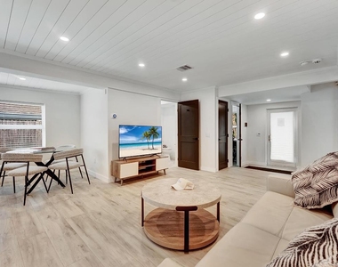 320 Nw 3rd Avenue - Photo Thumbnail 4