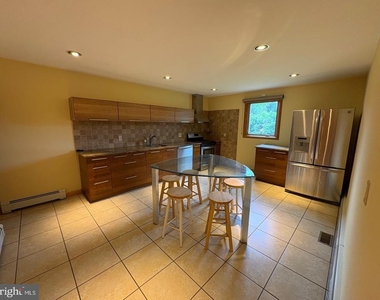 1040 Indiana Ave - Photo Thumbnail 4
