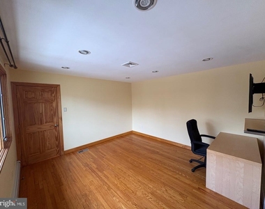 1040 Indiana Ave - Photo Thumbnail 8