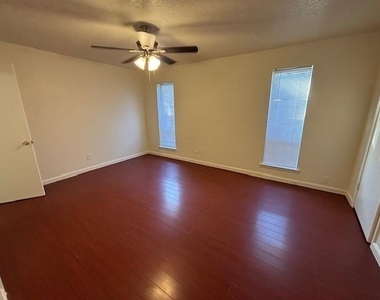 762 E Pecan Street - Photo Thumbnail 8