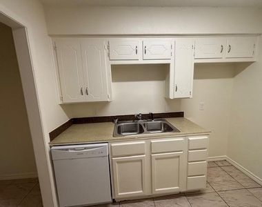 762 E Pecan Street - Photo Thumbnail 5