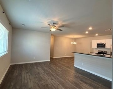 628 Blackland Drive - Photo Thumbnail 2
